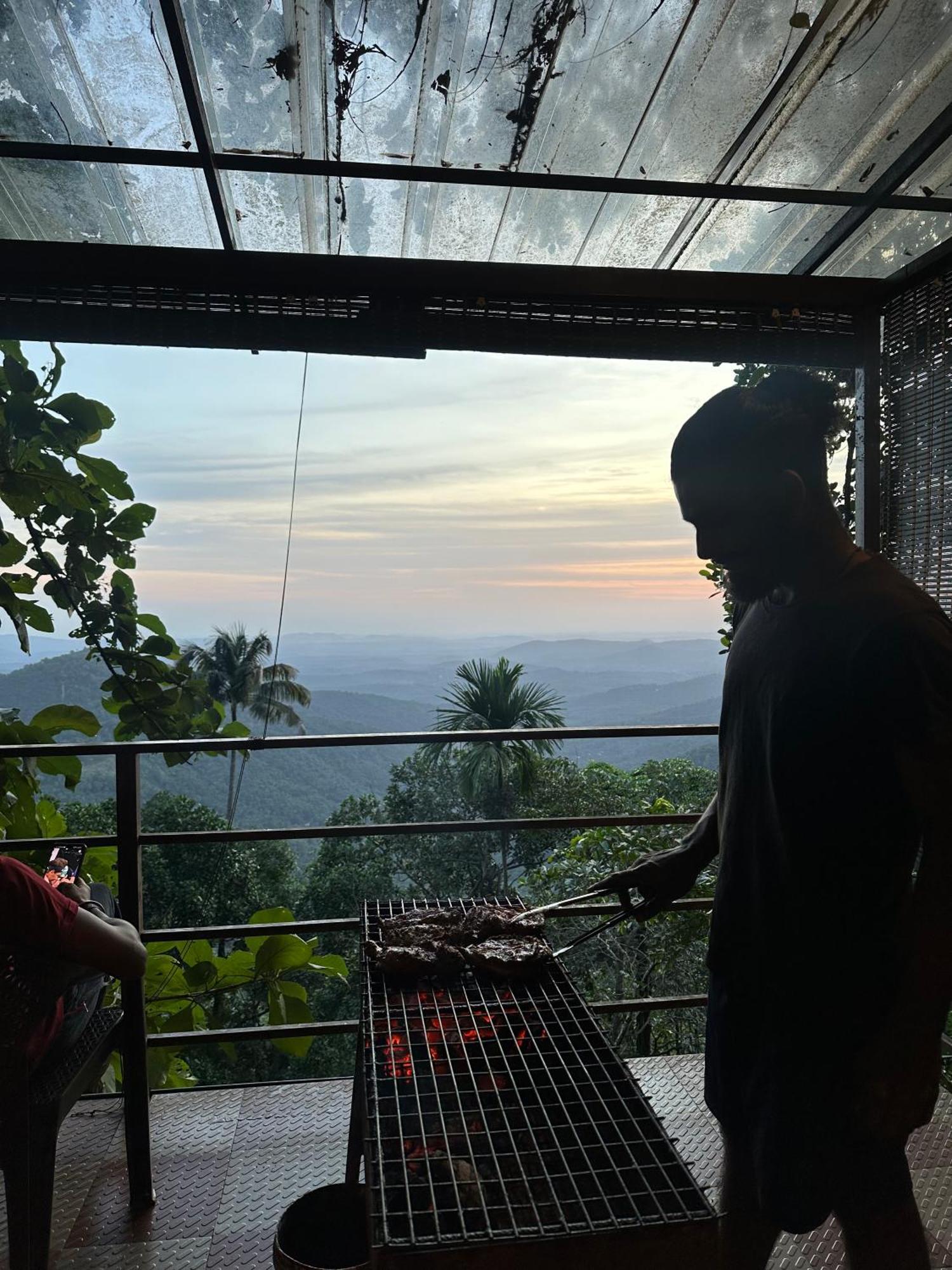 Sunset Valley Kerala Pool Resort - Serene Natural Forest Cottage Stay In Idukki With Sunrise & Sunset Panoramas, Natural Streams & Tranquil Summer Evenings Pīrmed Eksteriør bilde