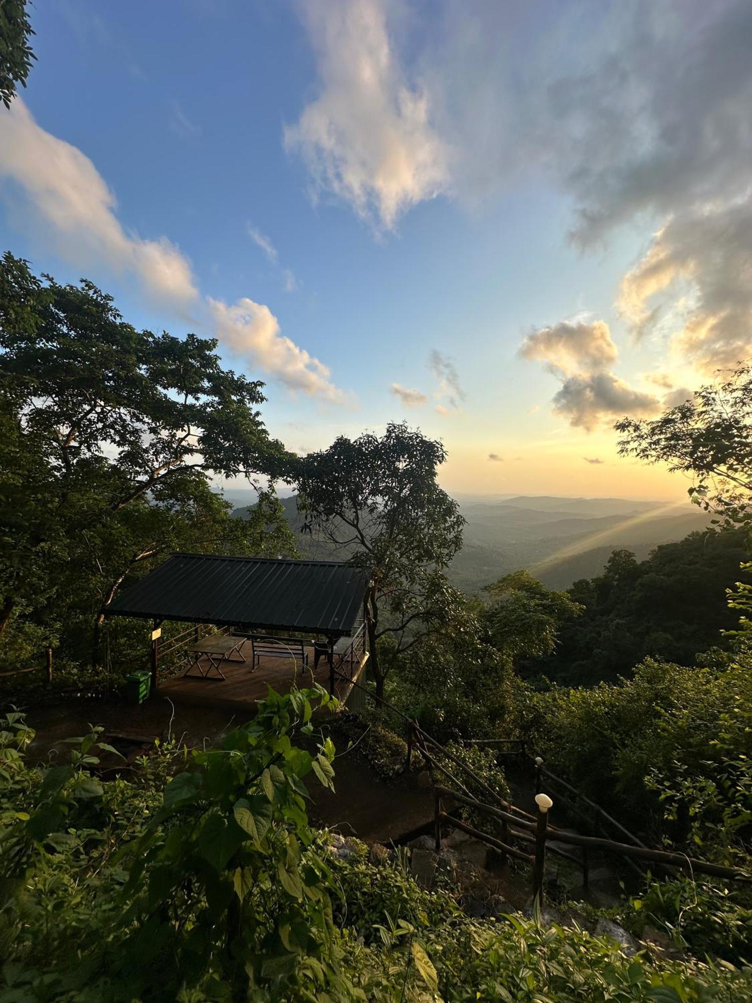 Sunset Valley Kerala Pool Resort - Serene Natural Forest Cottage Stay In Idukki With Sunrise & Sunset Panoramas, Natural Streams & Tranquil Summer Evenings Pīrmed Eksteriør bilde